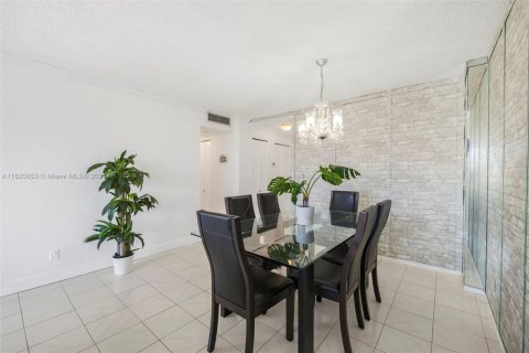 Condominio en venta en Hallandale Beach, Florida, 2 dormitorios, 94.76 m2 № 1790259 - foto 7