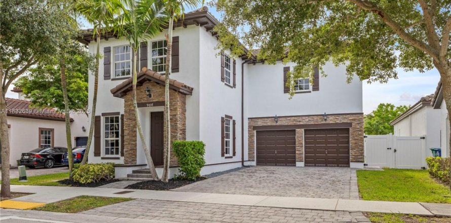 House in Miami, Florida 4 bedrooms, 245.26 sq.m. № 1814578