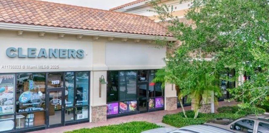 Commercial property in Parkland, Florida № 1861465