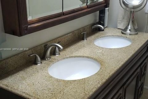 House in Miami, Florida 3 bedrooms, 156.08 sq.m. № 1992817 - photo 19