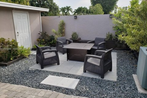 House in Miami, Florida 3 bedrooms, 156.08 sq.m. № 1992817 - photo 12