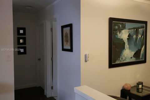 House in Miami, Florida 3 bedrooms, 156.08 sq.m. № 1992817 - photo 18