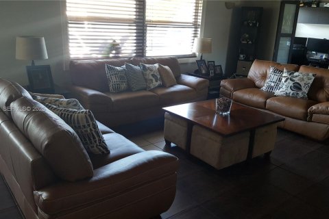 House in Miami, Florida 3 bedrooms, 156.08 sq.m. № 1992817 - photo 6