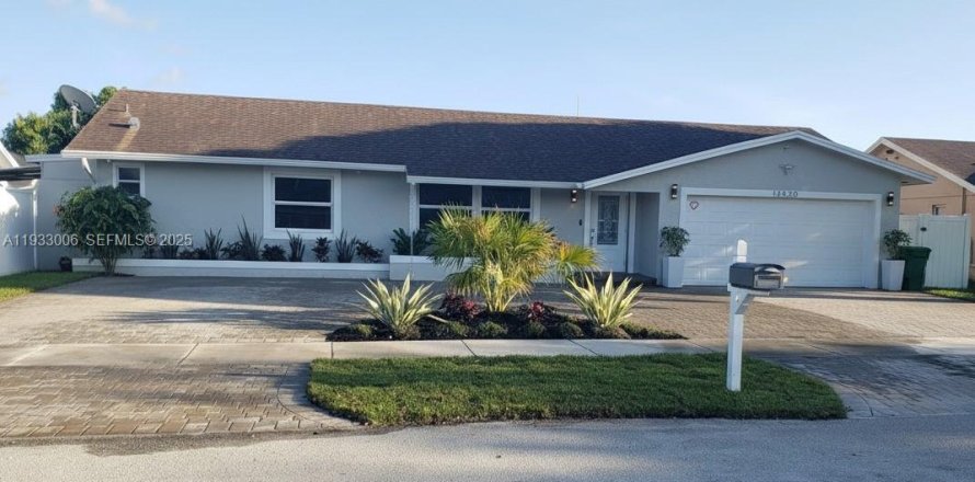 House in Miami, Florida 3 bedrooms, 156.08 sq.m. № 1992817