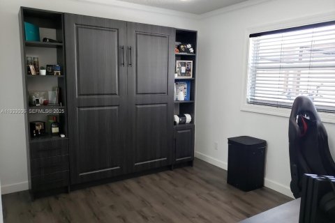 House in Miami, Florida 3 bedrooms, 156.08 sq.m. № 1992817 - photo 14