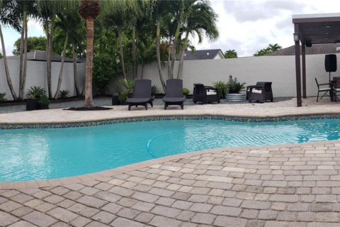 House in Miami, Florida 3 bedrooms, 156.08 sq.m. № 1992817 - photo 2