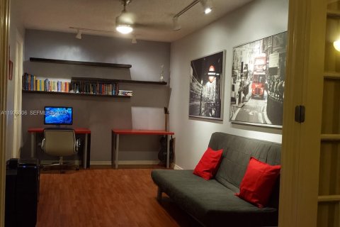 House in Miami, Florida 3 bedrooms, 156.08 sq.m. № 1992817 - photo 21