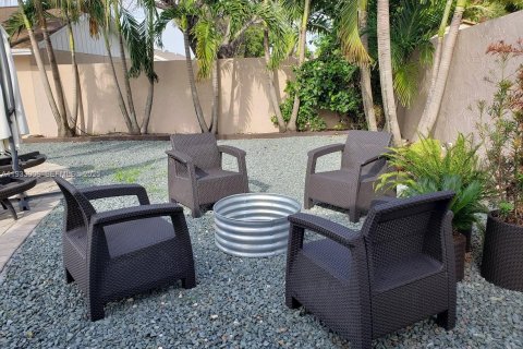 House in Miami, Florida 3 bedrooms, 156.08 sq.m. № 1992817 - photo 11