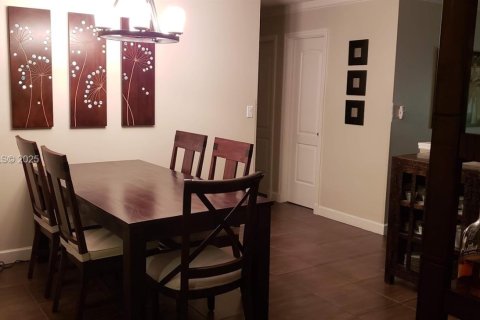 House in Miami, Florida 3 bedrooms, 156.08 sq.m. № 1992817 - photo 8