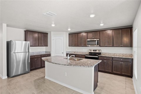 House in Poinciana, Florida 5 bedrooms, 183.48 sq.m. № 2284426 - photo 10
