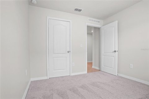 House in Poinciana, Florida 5 bedrooms, 183.48 sq.m. № 2284426 - photo 23