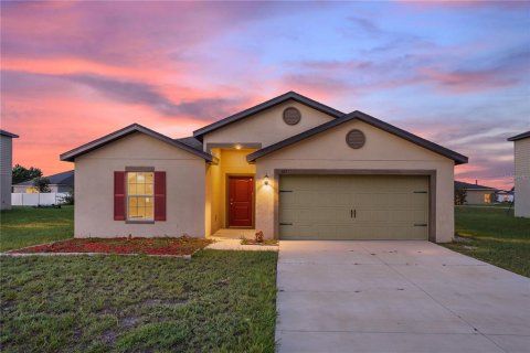 House in Poinciana, Florida 5 bedrooms, 183.48 sq.m. № 2284426