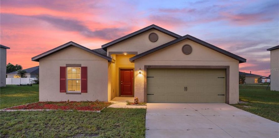 House in Poinciana, Florida 5 bedrooms, 183.48 sq.m. № 2284426