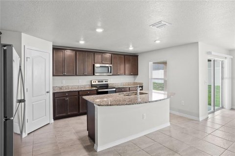 House in Poinciana, Florida 5 bedrooms, 183.48 sq.m. № 2284426 - photo 11