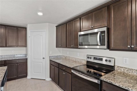 House in Poinciana, Florida 5 bedrooms, 183.48 sq.m. № 2284426 - photo 13
