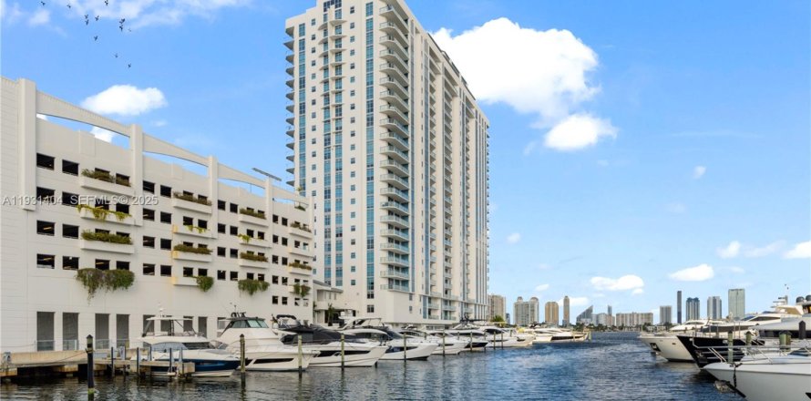 Condo in North Miami Beach, Florida, 3 bedrooms № 1990013