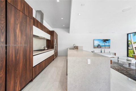 Casa en venta en Hallandale Beach, Florida, 6 dormitorios, 538.18 m2 № 2081493 - foto 18