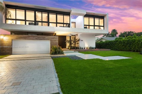 Casa en Hallandale Beach, Florida 6 dormitorios, 538.18 m2 № 2081493