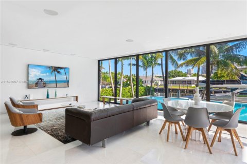 Casa en venta en Hallandale Beach, Florida, 6 dormitorios, 538.18 m2 № 2081493 - foto 23