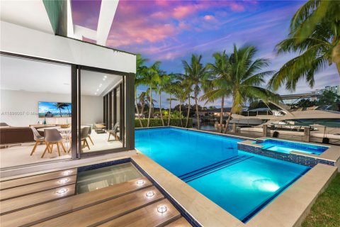Casa en venta en Hallandale Beach, Florida, 6 dormitorios, 538.18 m2 № 2081493 - foto 12