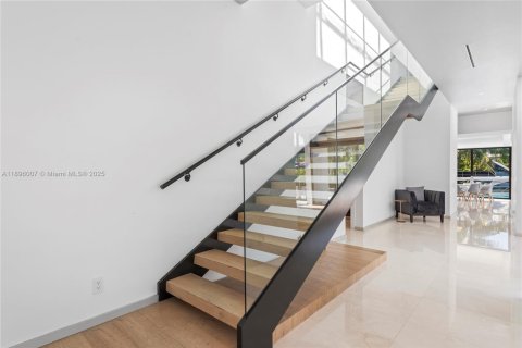 Casa en venta en Hallandale Beach, Florida, 6 dormitorios, 538.18 m2 № 2081493 - foto 28