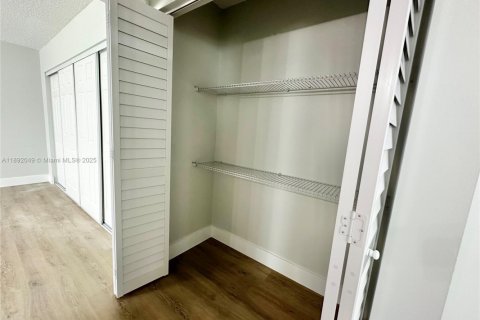 Condominio en venta en Deerfield Beach, Florida, 1 dormitorio, 65.03 m2 № 2013090 - foto 13