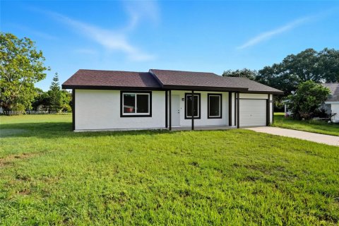 House in LaBelle, Florida 2 bedrooms № 1946171 - photo 1
