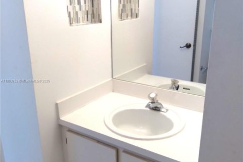 Townhouse in Hollywood, Florida 2 bedrooms, 106.84 sq.m. № 1891554 - photo 12
