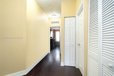 Townhouse in Miramar, Florida 3 bedrooms, 157.93 sq.m. № 1834040 - photo 27