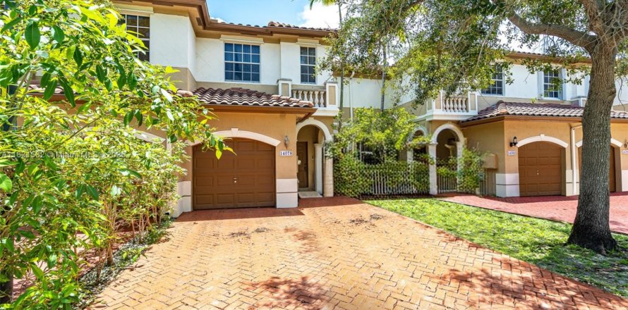 Townhouse in Miramar, Florida 3 bedrooms, 157.93 sq.m. № 1834040