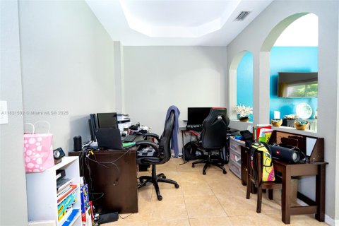 Townhouse in Miramar, Florida 3 bedrooms, 157.93 sq.m. № 1834040 - photo 4