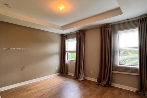 House in Miami, Florida 4 bedrooms, 241.27 sq.m. № 1830465 - photo 6