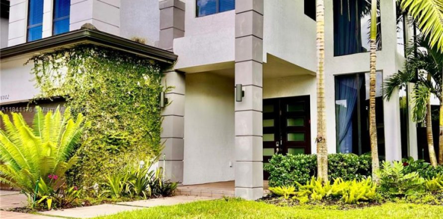 House in Miami, Florida 4 bedrooms, 241.27 sq.m. № 1830465