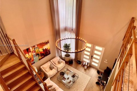 House in Miami, Florida 4 bedrooms, 241.27 sq.m. № 1830465 - photo 9