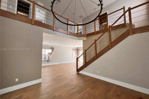 House in Miami, Florida 4 bedrooms, 241.27 sq.m. № 1830465 - photo 3