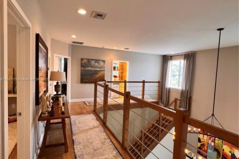 House in Miami, Florida 4 bedrooms, 241.27 sq.m. № 1830465 - photo 10