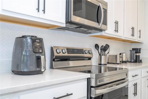 Townhouse in Davenport, Florida 3 bedrooms, 151.62 sq.m. № 2431098 - photo 13