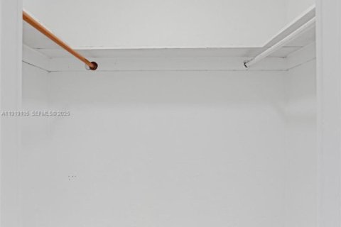 House in Miami, Florida 4 bedrooms, 121.24 sq.m. № 1989312 - photo 21