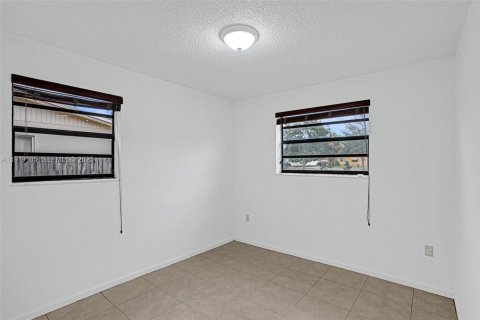 House in Miami, Florida 4 bedrooms, 121.24 sq.m. № 1989312 - photo 20