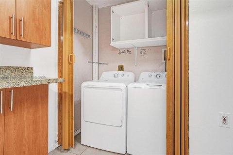 House in Miami, Florida 4 bedrooms, 121.24 sq.m. № 1989312 - photo 27