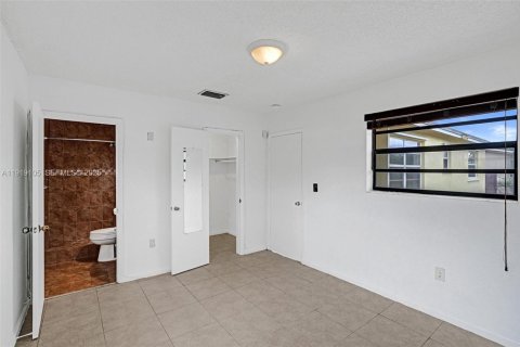 House in Miami, Florida 4 bedrooms, 121.24 sq.m. № 1989312 - photo 10