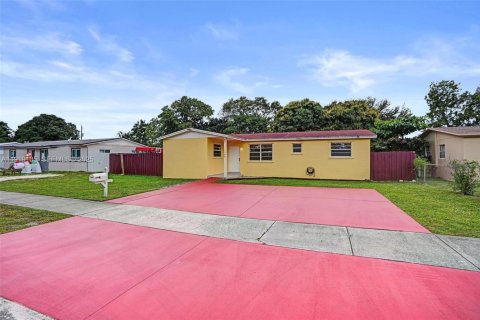 House in Miami, Florida 4 bedrooms, 121.24 sq.m. № 1989312 - photo 3