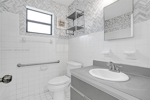 House in Miami, Florida 4 bedrooms, 121.24 sq.m. № 1989312 - photo 24