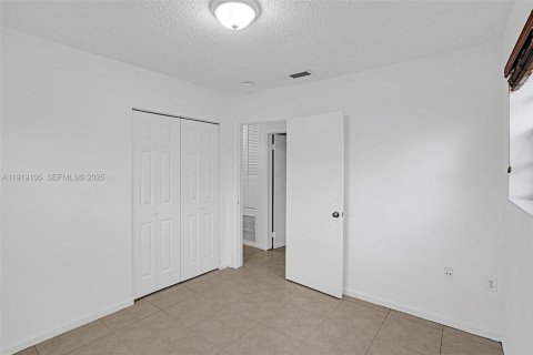 House in Miami, Florida 4 bedrooms, 121.24 sq.m. № 1989312 - photo 17