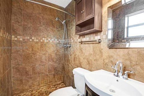 House in Miami, Florida 4 bedrooms, 121.24 sq.m. № 1989312 - photo 22