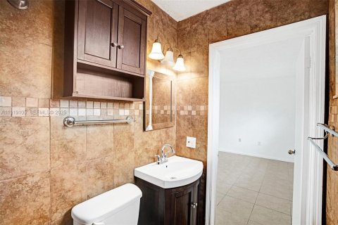 House in Miami, Florida 4 bedrooms, 121.24 sq.m. № 1989312 - photo 23