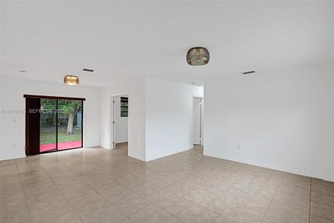 House in Miami, Florida 4 bedrooms, 121.24 sq.m. № 1989312 - photo 4