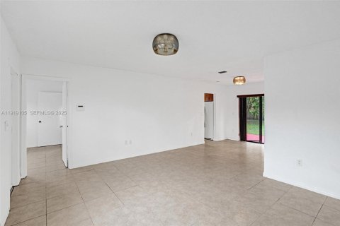 House in Miami, Florida 4 bedrooms, 121.24 sq.m. № 1989312 - photo 5