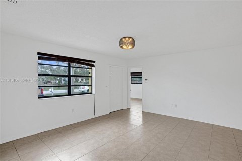 House in Miami, Florida 4 bedrooms, 121.24 sq.m. № 1989312 - photo 16