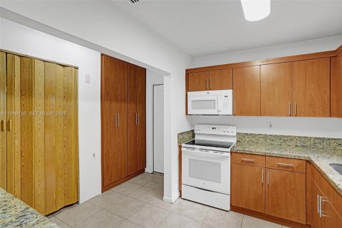 House in Miami, Florida 4 bedrooms, 121.24 sq.m. № 1989312 - photo 6